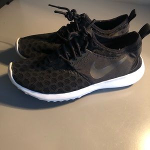 Women’s black nike shoes